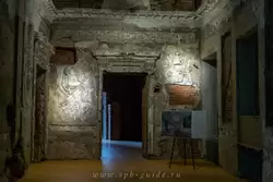 Чесменская галерея — особенно богато была декорирована торцевая стена, ведущая в овальную гостиную