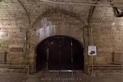 Чугунные ворота, ведущие в Подземный ход