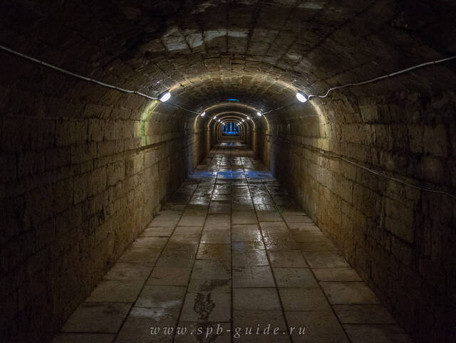 Гатчинский дворец, подземный ход, ведущий на берег Серебряного озера