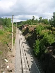 Железная дорога в скале по дороге к парку Монрепо