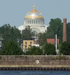 Вид на купол Морского собора с Финского залива