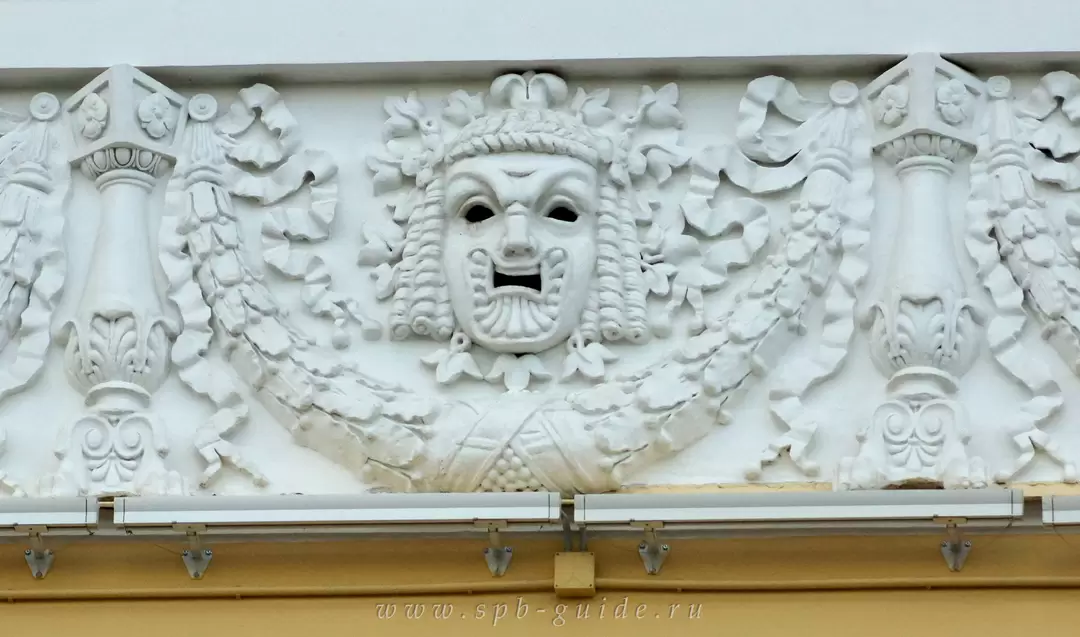 Театральные маски украшают фриз Александринского театра Театральные маски украшают фриз Александринского театра