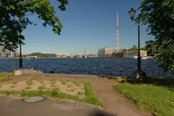 Стрелка на месте разделения Большой и Малой Невки, вид на телебашню Санкт-Петербурга