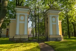 Церковные ворота в сад Каменноостровского дворца