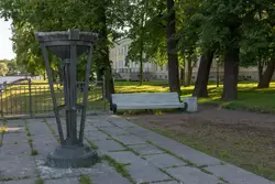 Ваза и скамейка в саду Каменноостровского дворца