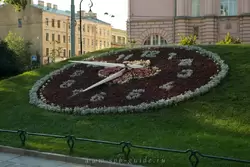 Цветочные часы в Александровском парке