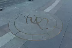 Детский театр танца Бориса Эйфмана — логотип на тротуаре у входа