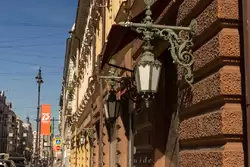 Доходный дом М. Н. Ставровской — уличные фонари