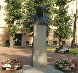Памятник В.И. Ленину у Александровского лицея