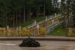 Каскад Золотая гора и основание Менажёрного фонтана на переднем плане