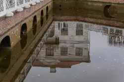 Отражение дворца Марли в пруду
