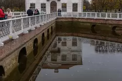 Отражение дворца Марли в пруду