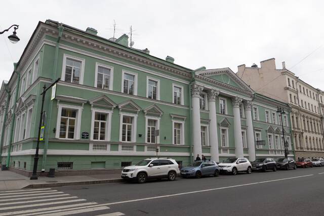 Улица Миллионная, здание Главной аптеки в Санкт-Петербурге