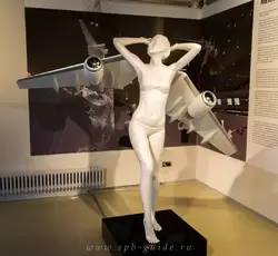Одна из 12-ти скульптур из серии «Ангелы» Дмитрия Шорина — он оснастил свих персонажей крыльями от реактивных самолетов, 4 из них сегодня можно увидеть в аэропорту Пулково