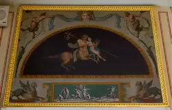 Арабесковый зал Строгановского дворца — над дверями копии фресок с виллы Цицерона в Помпеях