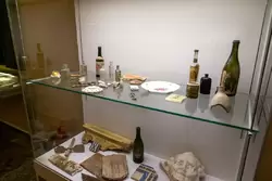 Бытовые предметы и детали отделки, найденные при реставрации Строгановского дворца в 1990-2000 годы