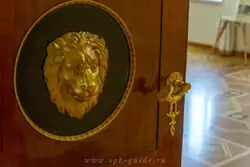 Дверь из красного дерева с позолоченной львиной маской между Малой и Большой гостиными
