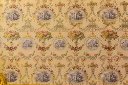 Лионский шёлк кремового цвета с изображением цветов — главное украшение Большой гостиной