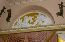 Люнеты с рельефными композициями на сюжеты из «Метаморфоз» Овидия в Малой гостиной