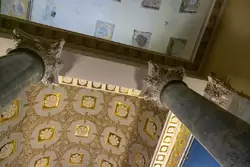 Оригинальный и реставрированный потолок в Строгановском дворце