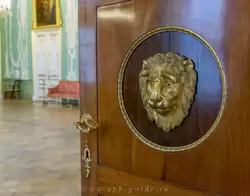 Позолоченная львиная маска на двери между Малой и Большой гостиными