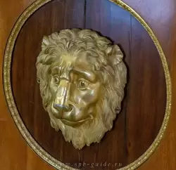 Строгановский дворец, позолоченная львиная маска на двери между Малой и Большой гостиными