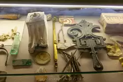 Строгановской дворец, фото бытовых предметов и деталей отделки, найденных при реставрации в 1990–2000 годы