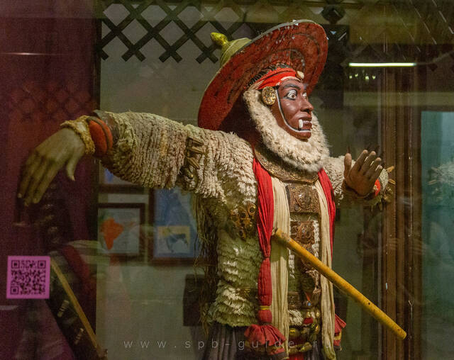Кунсткамера, костюм персонажа театра катхакали