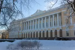 Фасад дворца со стороны Михайловского сада