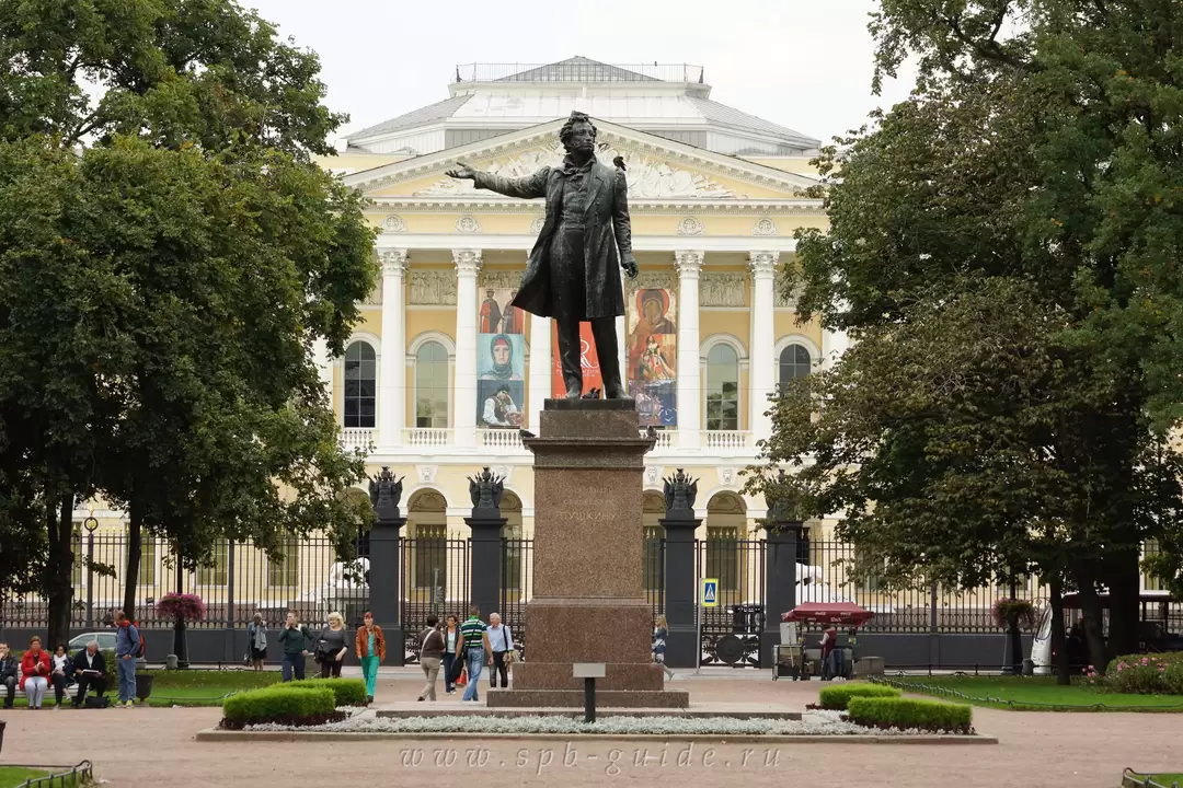 Памятник Пушкину на площади Искусств Памятник Пушкину на площади Искусств