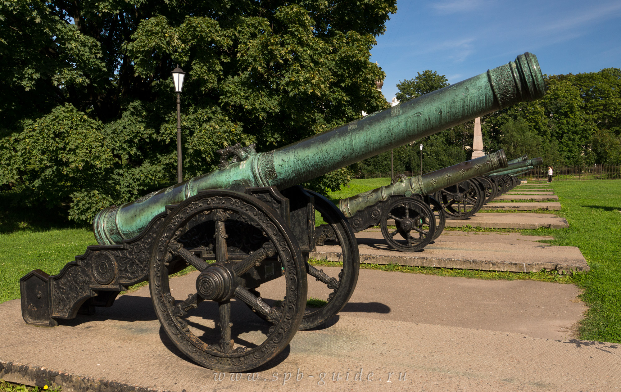 Бронзовый ствол 12-фунт. саксонской пушки «Собака», отлит в 1618 г., вес 1898 кг, длина 3620 мм. Бронзовый ствол 12-фунт. саксонской пушки «Собака», отлит в 1618 г., вес 1898 кг, длина 3620 мм.