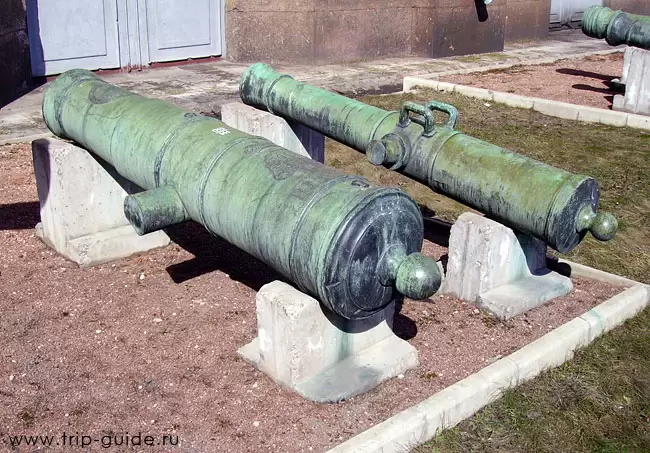 Датская пушка-гаубица, отлита в 1701 г., баварская пушка «Лителлус», отлита в 1805 г Датская пушка-гаубица, отлита в 1701 г., баварская пушка «Лителлус», отлита в 1805 г