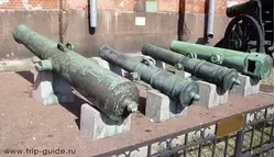 Две 152 мм крепостные пушки, две полевые пушки 119 мм и 112 мм, отлиты на Санкт-Петербургском арсенале