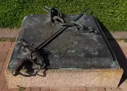 Композиция из сломанной шпаги и офицерских эполет с цепью поверх них напротив памятника на месте казни декабристов