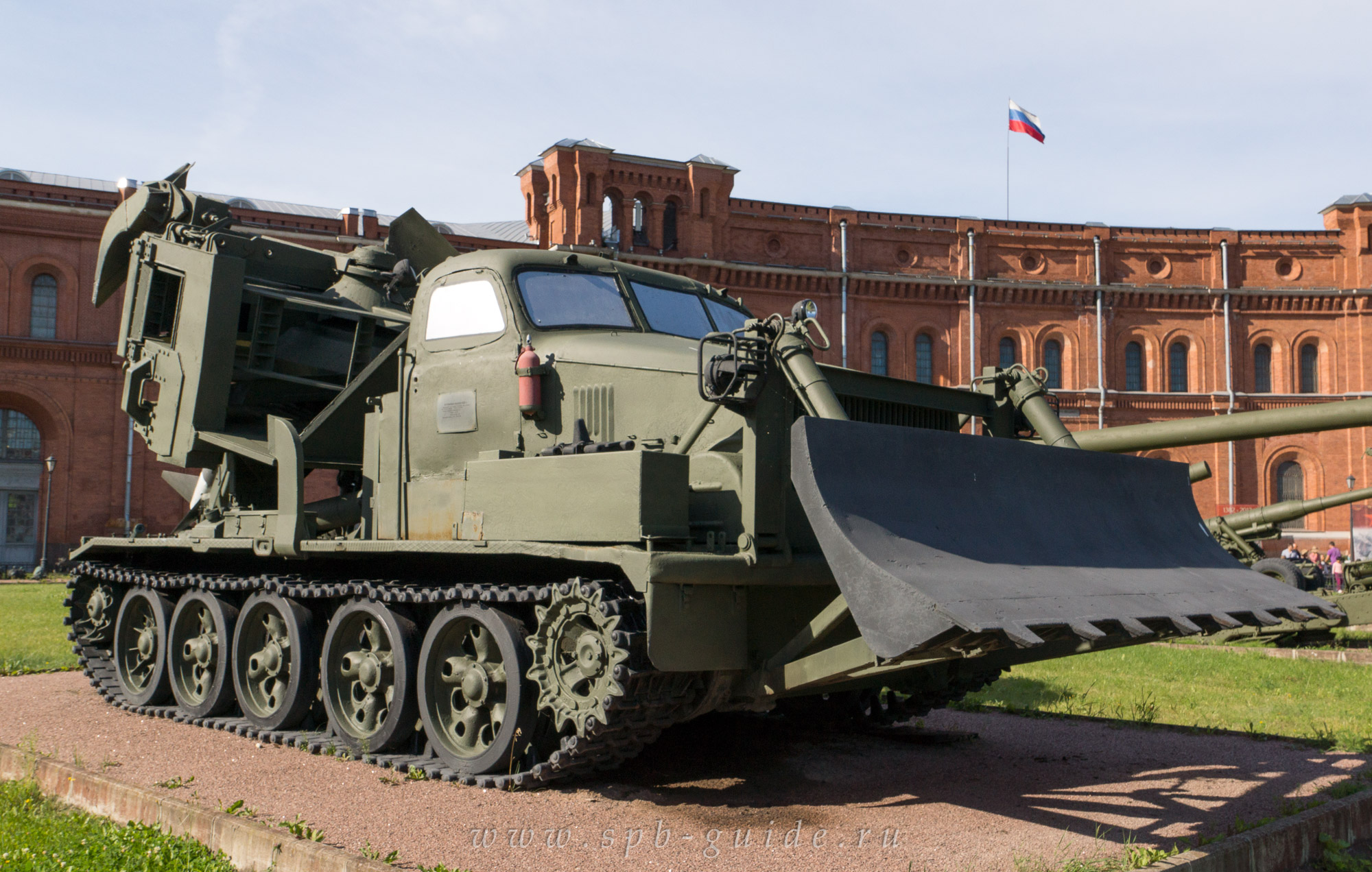 Котлованная машина МДК-2, принята на вооружение в 1962 г., предназначена для создания котлованов для укрытия техники и личного состава Котлованная машина МДК-2, принята на вооружение в 1962 г., предназначена для создания котлованов для укрытия техники и личного состава