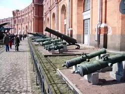 Пушки у Артиллерийского музея на фото