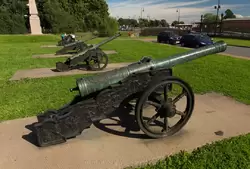 Ствол 92-мм бронзовой полевой пушки, отлит в 1628 году в России, вес 852 кг., длина 3020 мм., мастером Григорием Наумовым