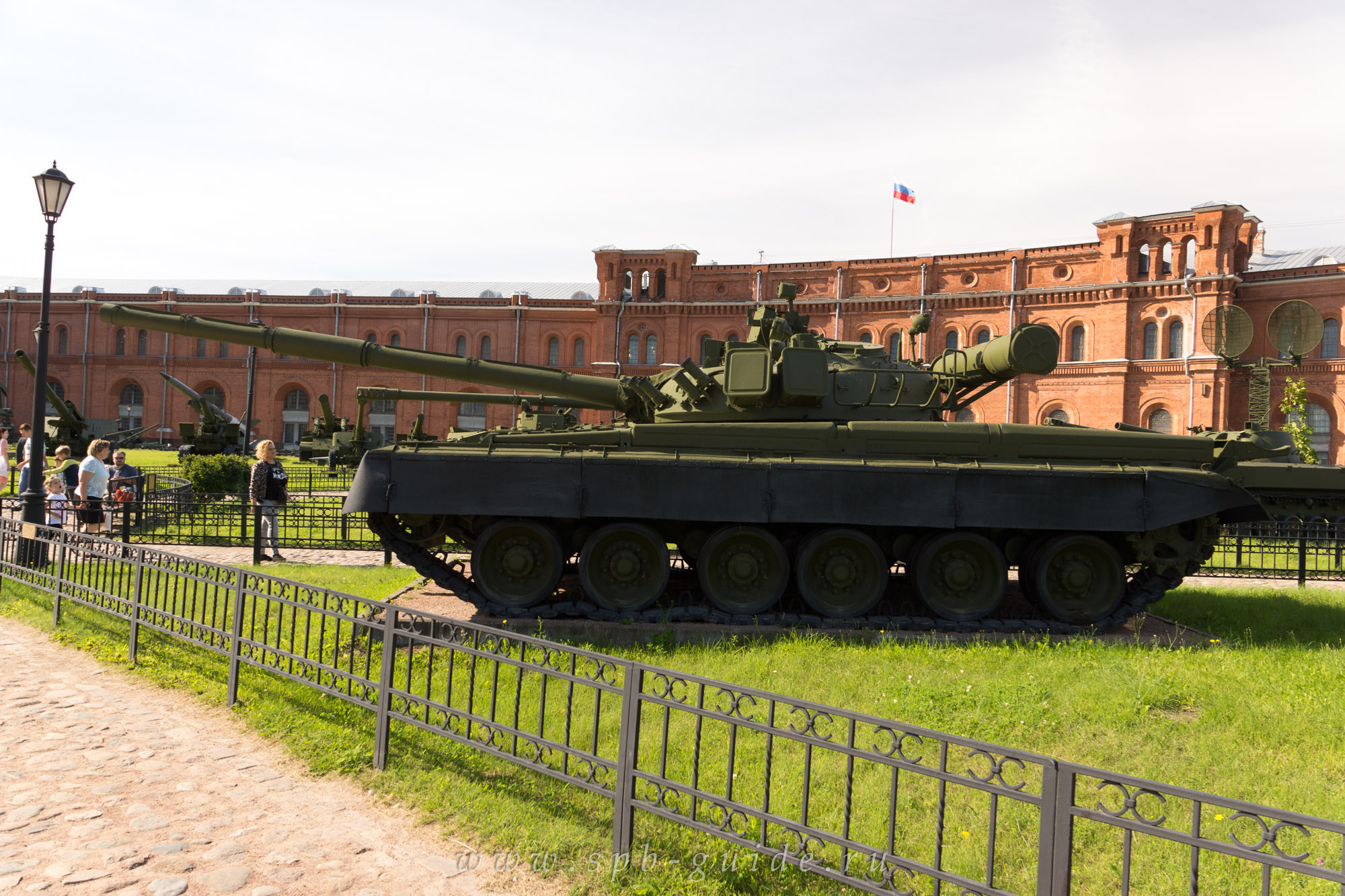 Танк Т-80 с газотурбинным двигателем, принят на вооружение в 1976 г., разработан СКБ-2 ЛКЗ Танк Т-80 с газотурбинным двигателем, принят на вооружение в 1976 г., разработан СКБ-2 ЛКЗ