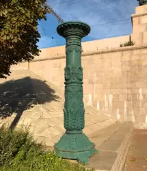 Чугунная колонна у путепровода Окружного хода Октябрьской железной дороги