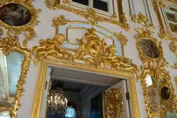 Амуры над дверью в Танцевальном зале Большого дворца в Петергофе