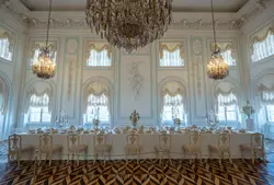 Белая столовая в Большом дворце Петергофа