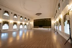 Белый зал Большого дворца в Петергофе