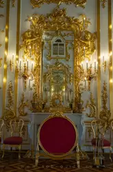 Бесконечные отражения зеркал в Аудиенц-зале расширяют пространство небольшого помещения