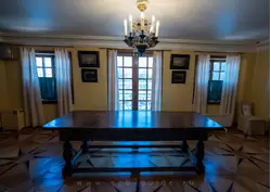 Большой обеденный стол из орехового дерева английской работы 18 века в Столовой дворца Марли