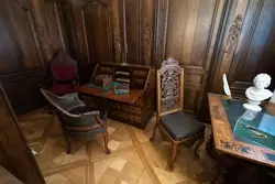 Дубовый кабинет, здесь собраны мебель и предметы, принадлежавшие Петру Первому