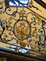 Герб России в ограде лестницы