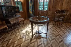 Глобус-сфера произведен в Англии в 18 веке в Дубовом кабинете