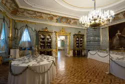 Голубая гостиная (Столовая) Большого дворца в Петергофе