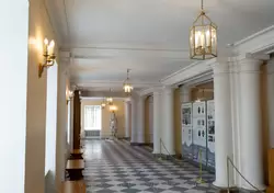 Интерьер первого этажа Большого дворца в Петергофе