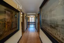 Картины в верхнем коридоре